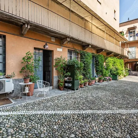 Apartment Quiet Roomy Studio Navigli- Porta Genova Milan